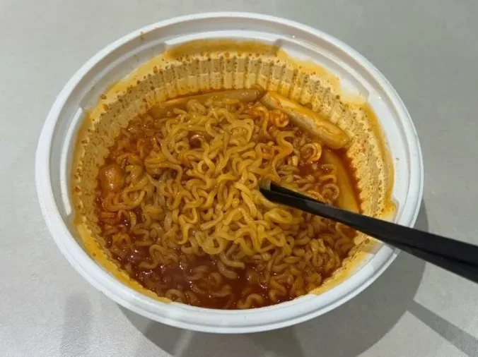 왕뚜껑 국물라볶이 후기 떡 토핑 넣어 먹어야 하는 이유