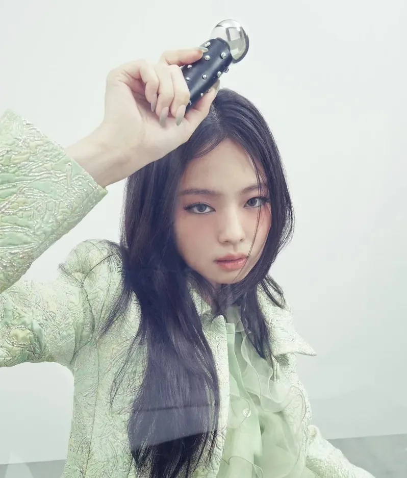 아이보리 시스루 의상 포인트