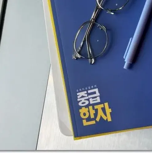 책상 위 일본어 시험 일정 체크 이미지