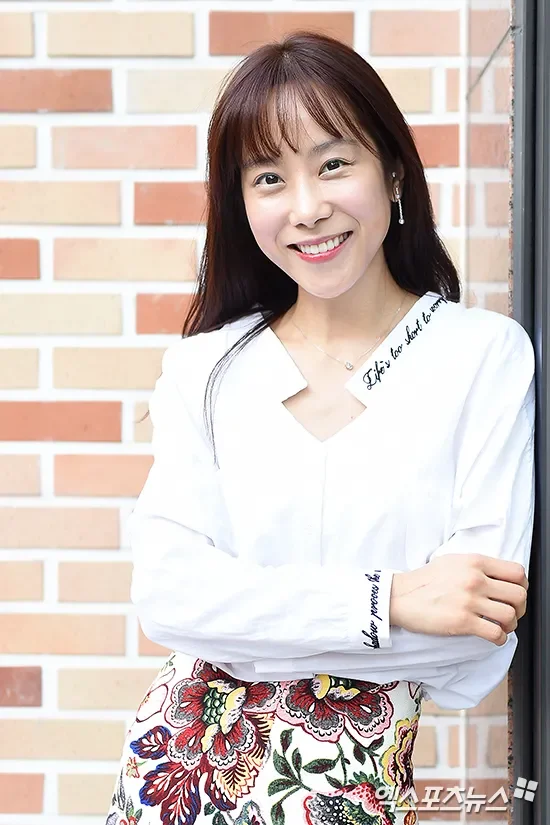 자신감 있게 일하는 여성의 모습