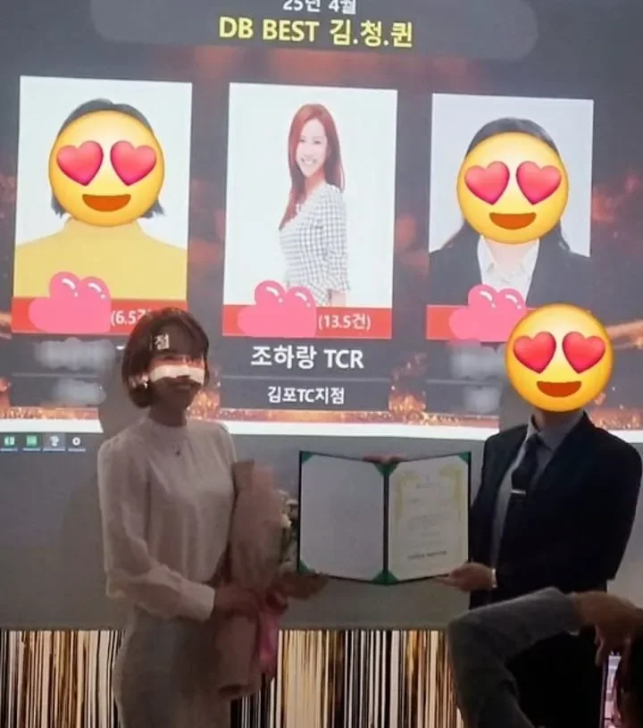 트로피를 들고 미소 짓는 여성