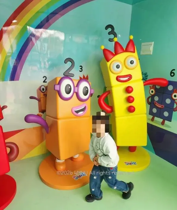숫자 체험존에 참여하는 아이
