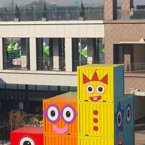 캐릭터 굿즈와 체험존 진열 모습