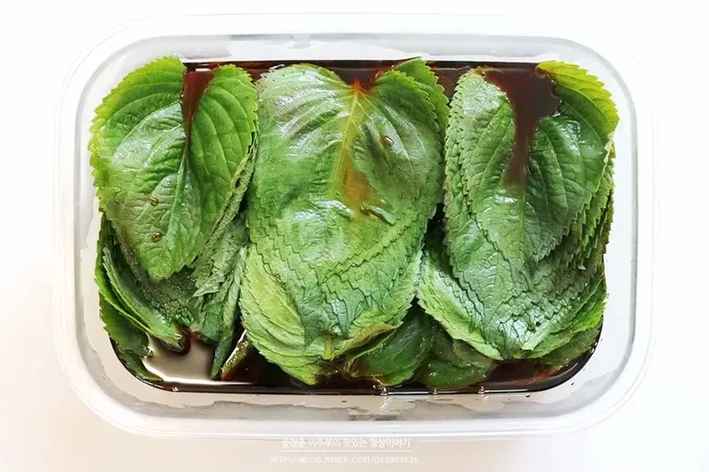 유리병에 봄나물을 담는 장면