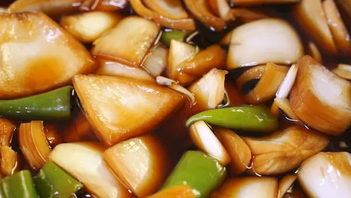 고기 요리 옆에 놓인 장아찌 반찬