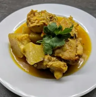 완성된 닭볶음탕을 그릇에 담아낸 식탁 분위기