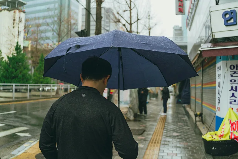 밤티 표현을 보고 반응하는 장면