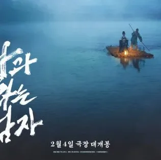 한국 궁궐 복도 야간 분위기