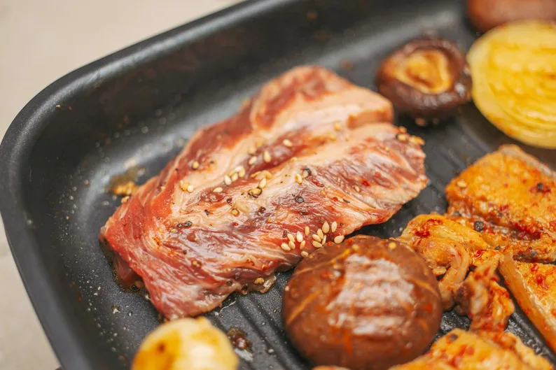 비빔국수 양념장 황금비율 실패 없는 기본 레시피 5 양념장 맛을 보는 장면