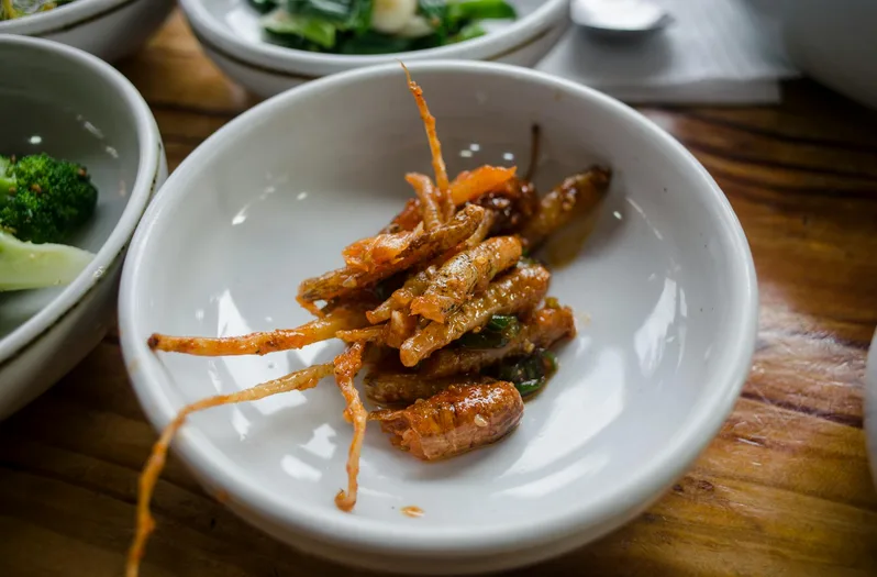 무친 머위나물과 양념을 섞는 모습