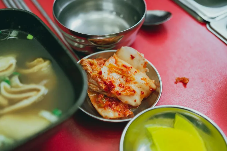 시금치 무침 양념을 섞는 장면