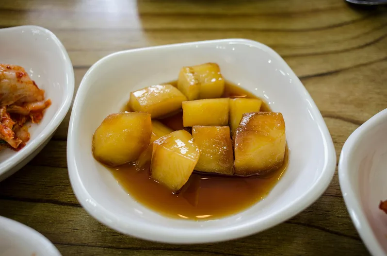 엄나무순무침이 올라간 봄철 한식 상차림