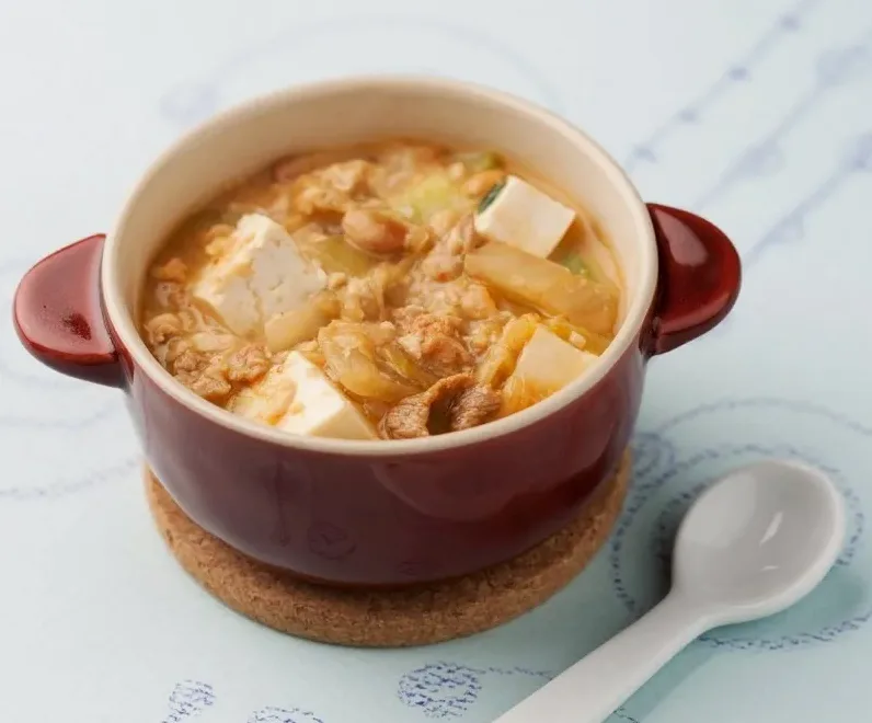 약불에서 청국장찌개가 은근하게 끓는 모습