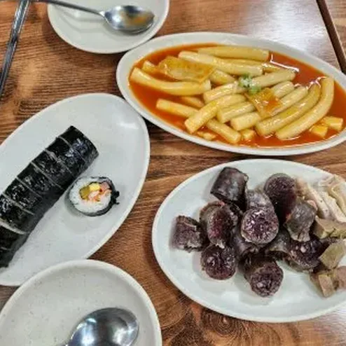 떡볶이와 김밥이 놓인 분식 한상