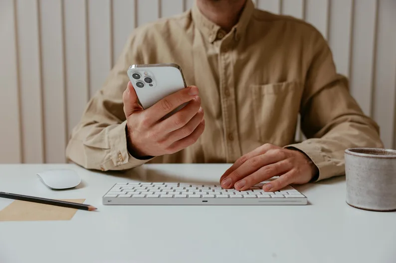 스마트폰으로 한글 질문을 입력하는 장면