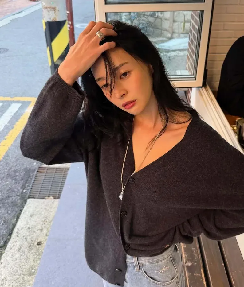 권나라 역대급 단발 미모 화제 여행 스타일링 분석