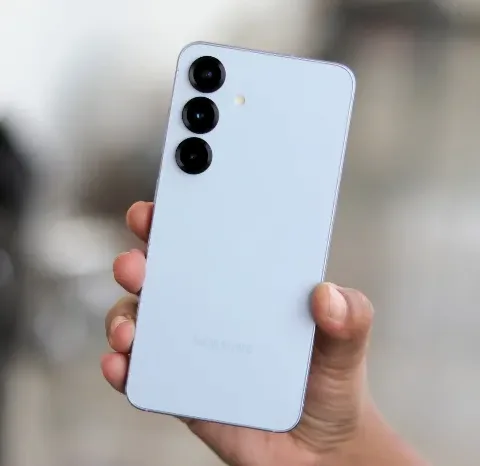 손에 든 대화면 스마트폰