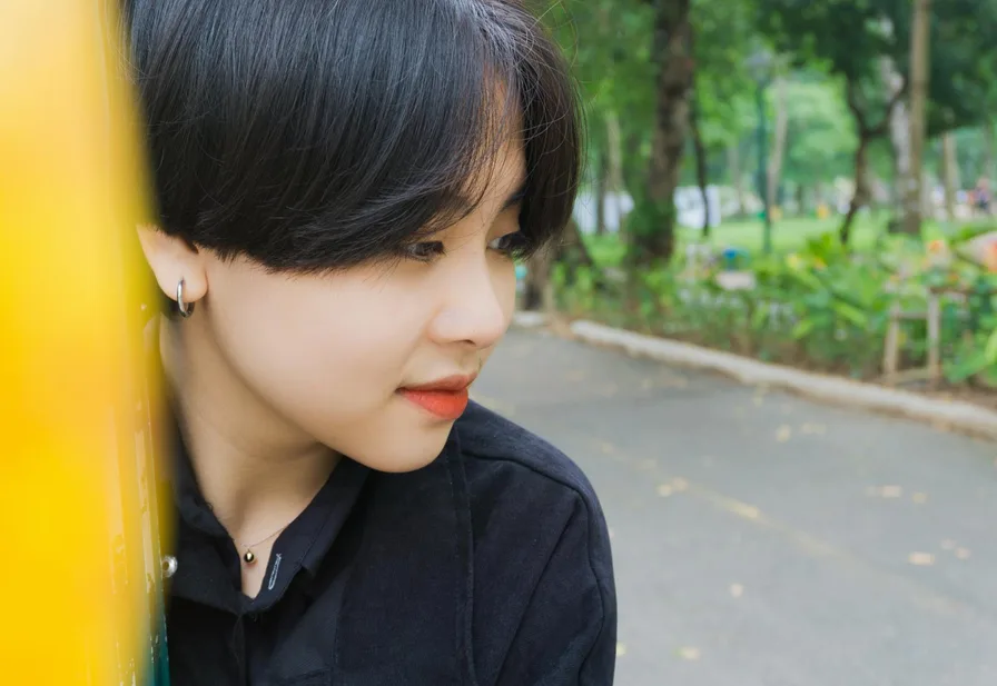 레이어드 단발 옆모습 컷