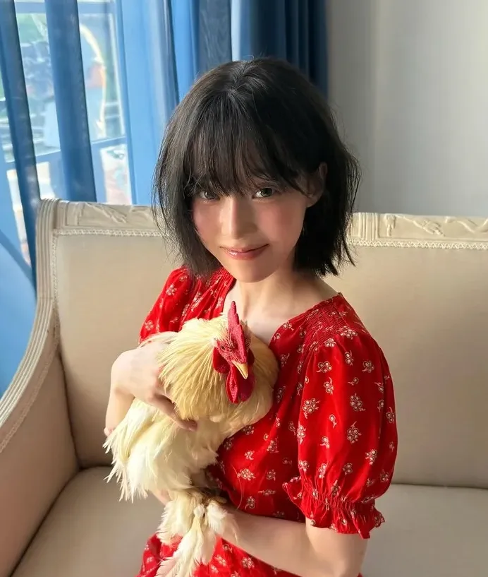 옆모습에서 보이는 레이어드 보브컷