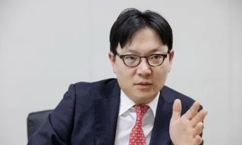 법조계 부부 프로필을 연상시키는 이미지