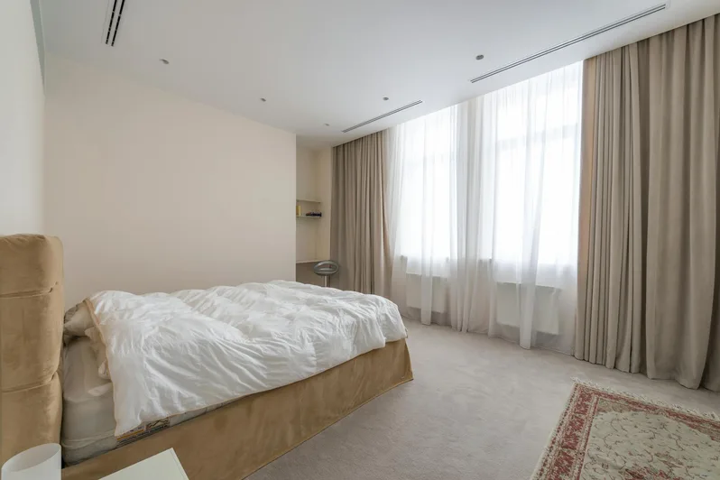 고급 아파트 침실 분위기