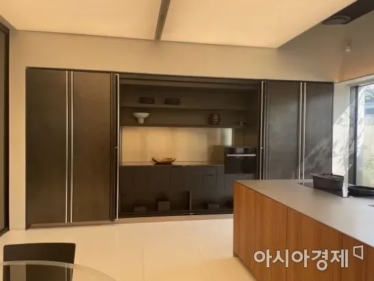 냉장고 설치 공간을 재는 모습