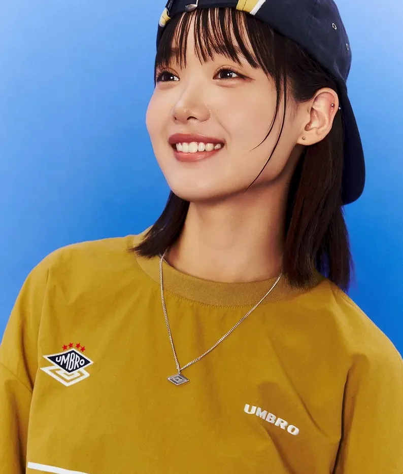 밤에 가사를 들으며 메모하는 장면