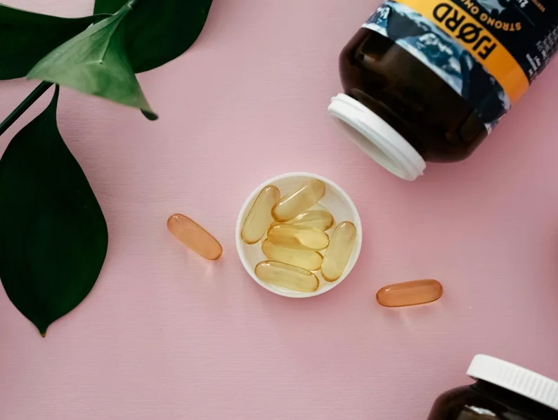 물과 함께 영양제 복용하는 모습