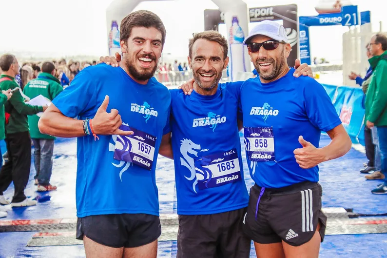 마라톤 완주 메달과 결승선 분위기