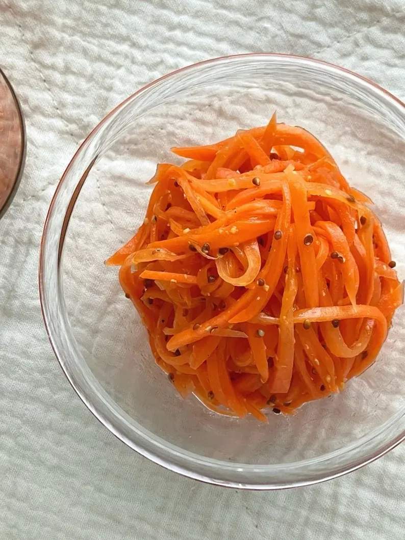 양념에 버무려 숙성 중인 당근라페