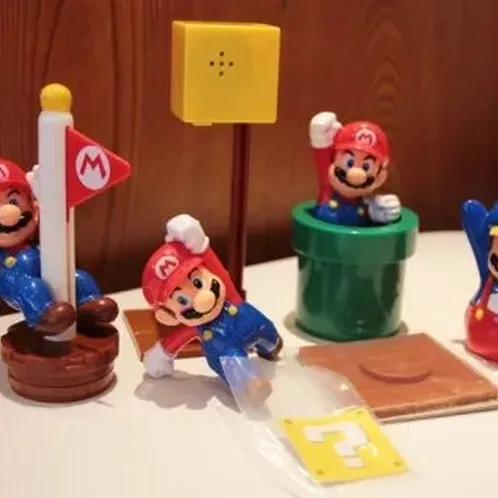 맥도날드 해피밀 상자 개봉 장면