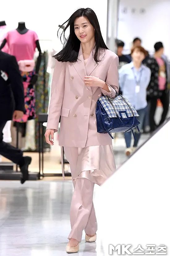 전지현 중단발 레이어드컷이 더 돋보인 이유와 스타일 포인트 정리