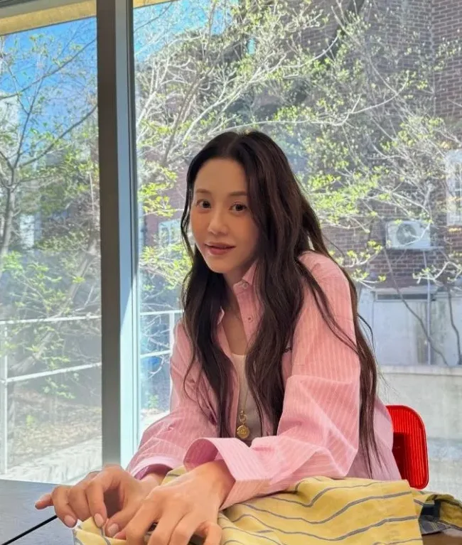 고현정 봄맞이 핑크 셔츠 브랜드와 코디 포인트 정리 6 미니멀 액세서리 코디