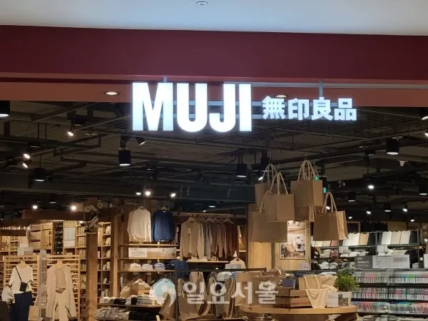깔끔한 문구와 책상 정리 구성