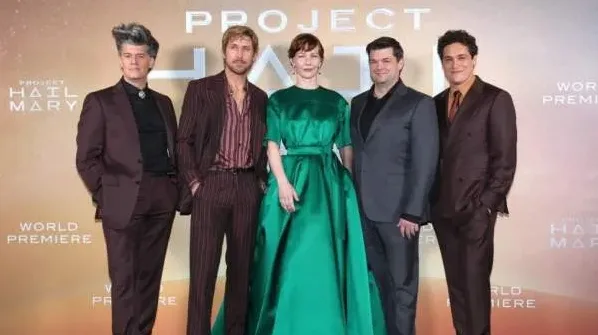 영화관에서 관람 후 반응하는 관객