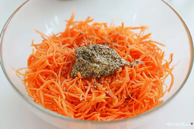 머스타드 드레싱을 섞는 모습