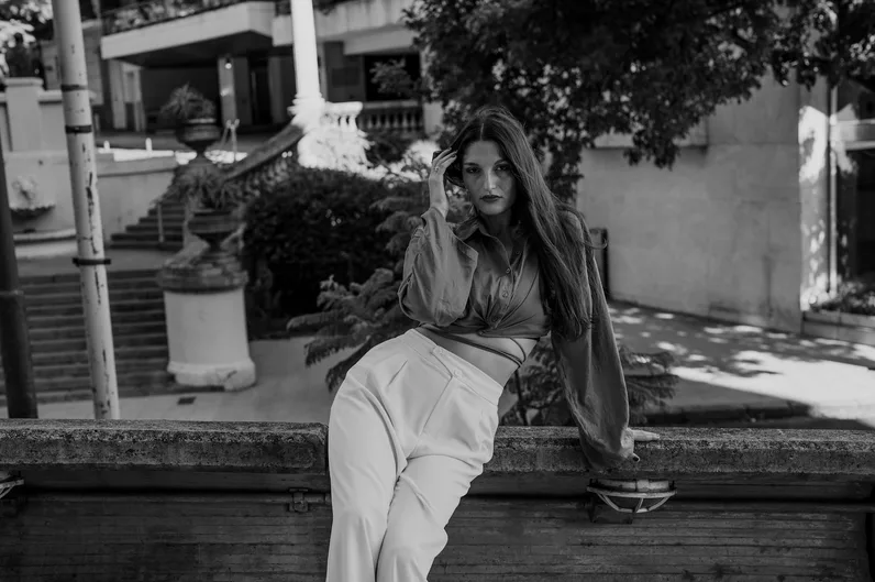 뉴트럴 톤 옷과 누디 네일 조합