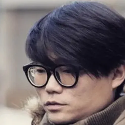 사건 보도와 여론 확산을 상징하는 신문 이미지