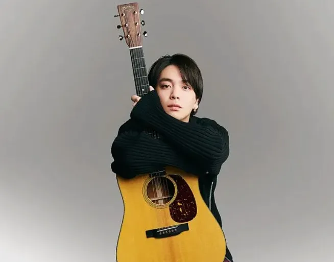 밤에 이어폰으로 음악을 듣는 분위기