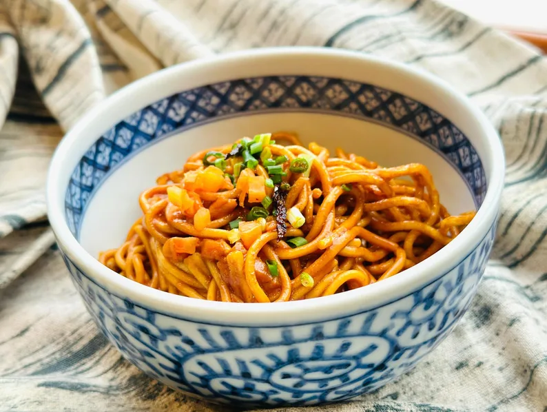 간장 베이스 양념장과 고춧가루 재료