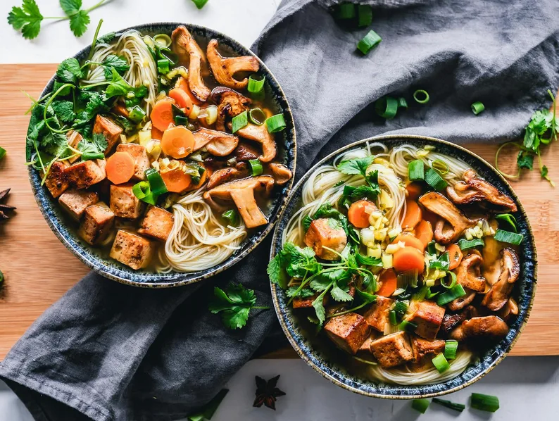 계란지단과 채소 고명이 올라간 국수 재료