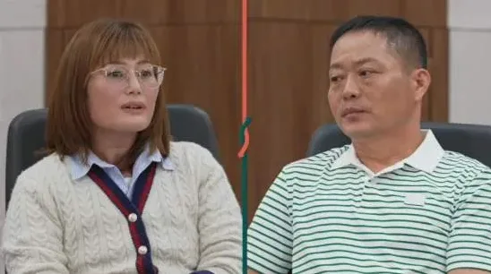 메모와 휴대폰이 놓인 테이블