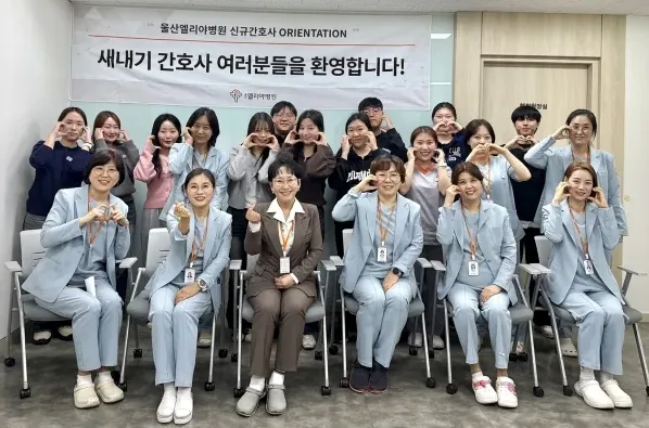 병원에서 보수교육을 확인하는 간호사 모습