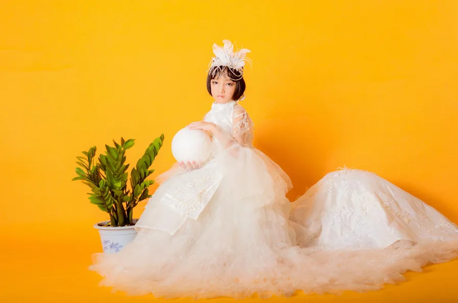 전지현 한불수교 행사룩 포인트와 실용 코디법 5 오프화이트 드레스 디테일