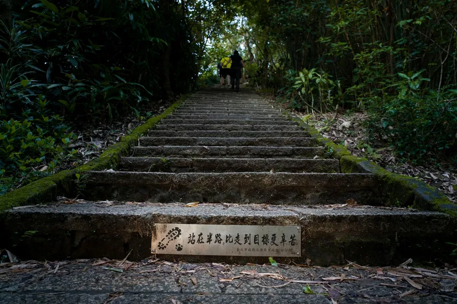 사찰 내 오래된 돌계단
