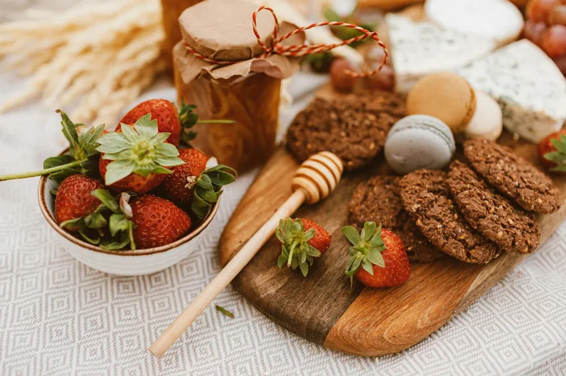 유기농 꿀 병과 선물 구성