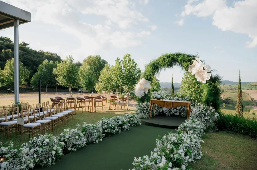 머리 위로 아치진 꽃