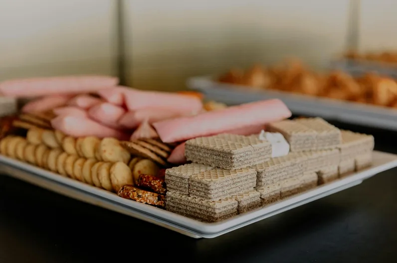 잔디 위 간단한 간식과 도시락