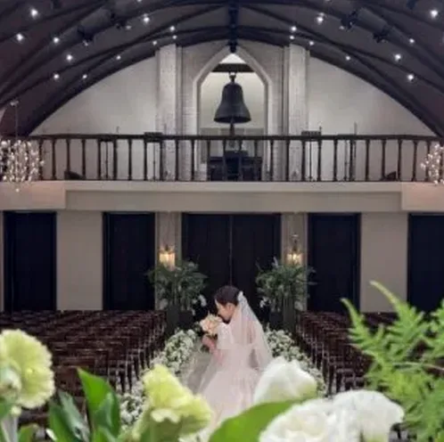 웨딩홀 주차장 입구와 차량 진입로