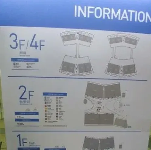 대형 행사장 주차장 입구와 차량 흐름